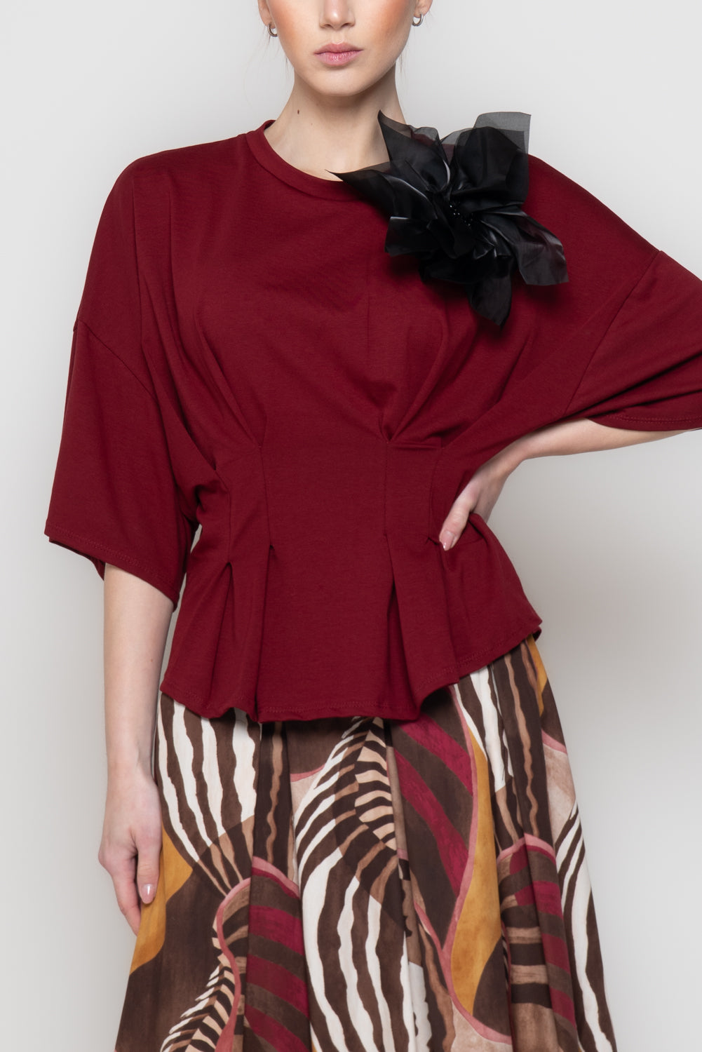 Maglia a Mezze Maniche con Spilla Fiore e Drappeggio