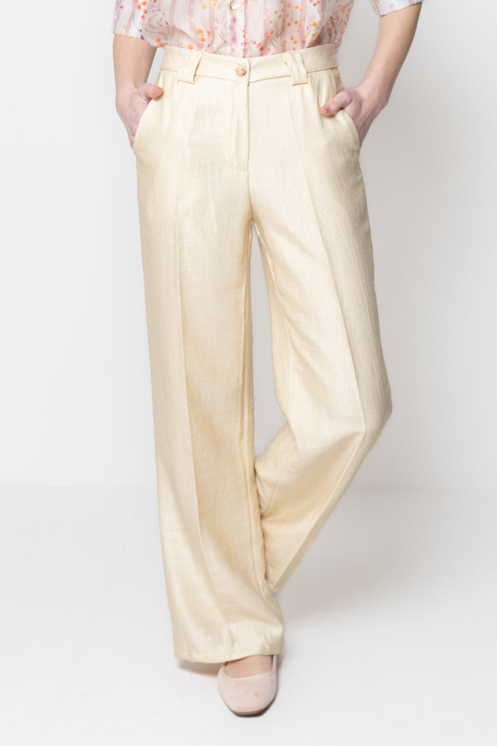 Pantalone dritto dal tessuto luminoso