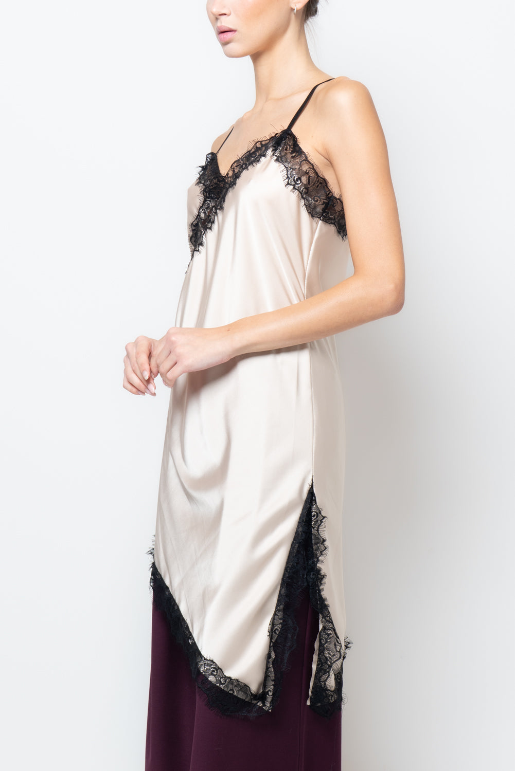 Abito satin con profili in pizzo