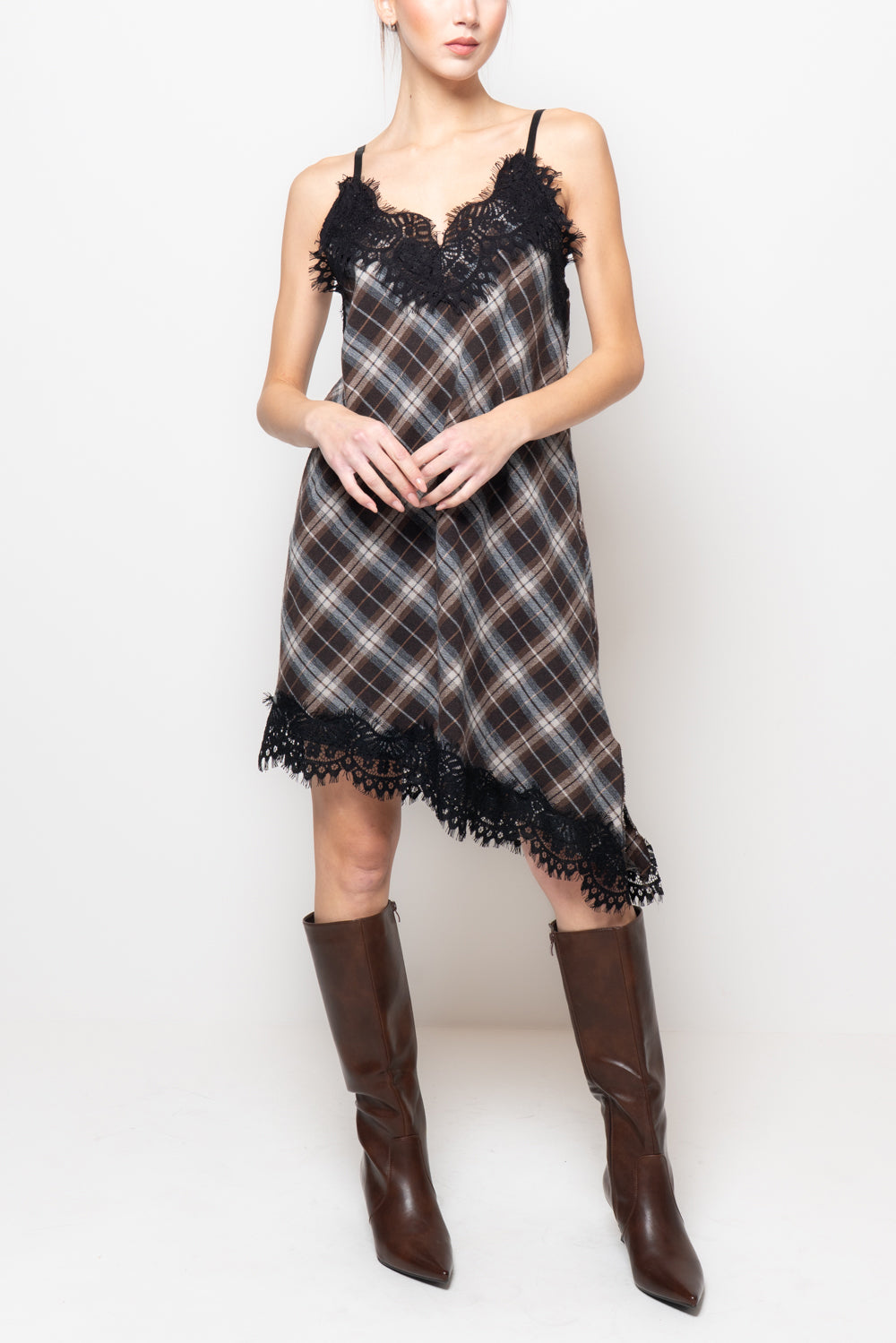 Abito a quadri con inserti in pizzo