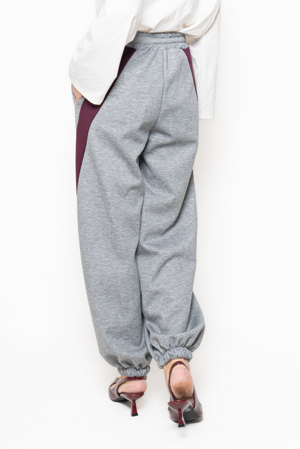 Pantalone jogger con inserti color block