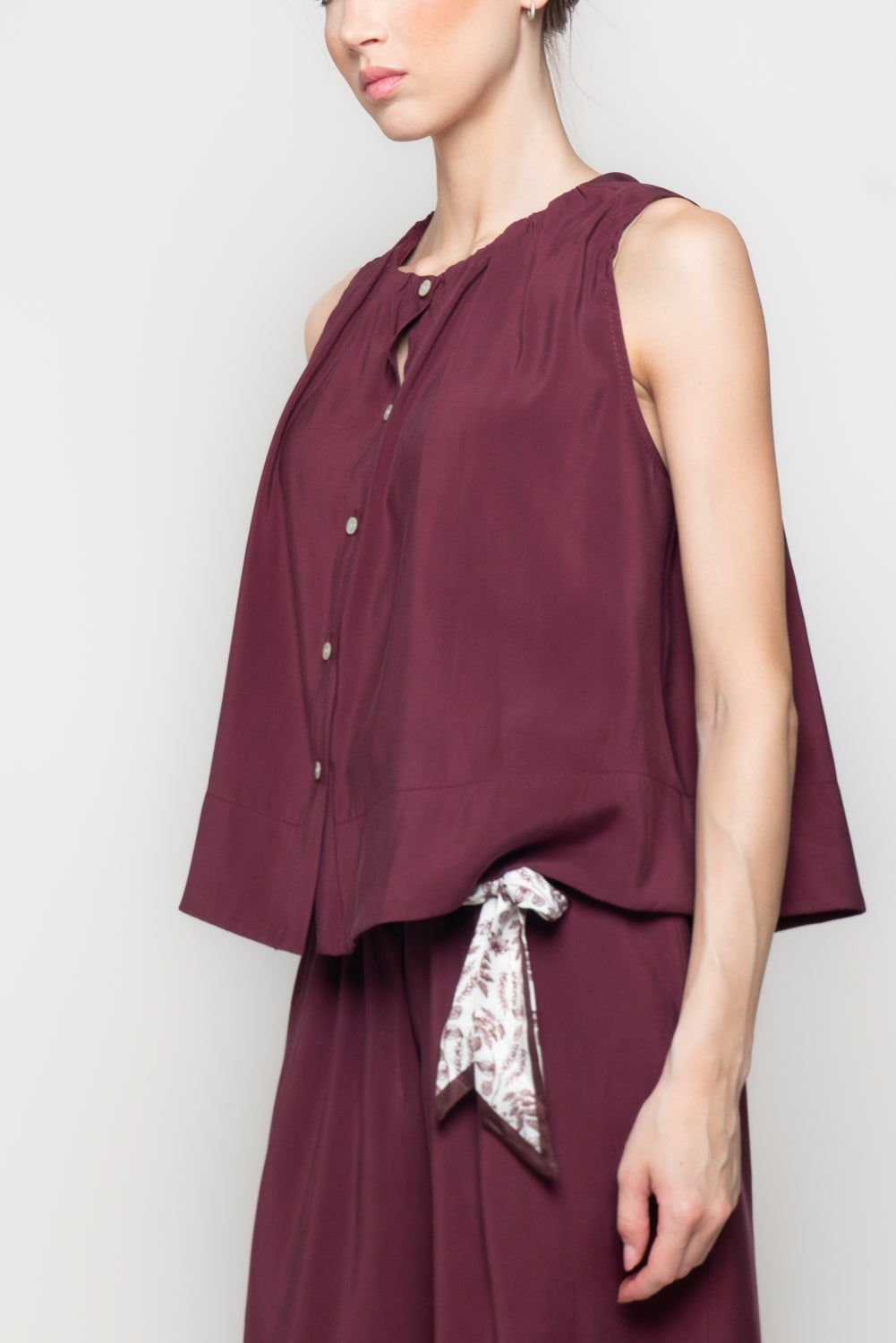 Camicia Smanicata Fluida con Scollo Arricciato