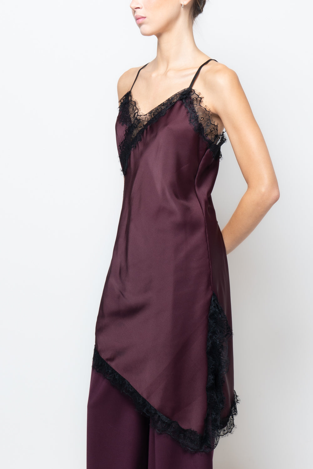 Abito satin con profili in pizzo