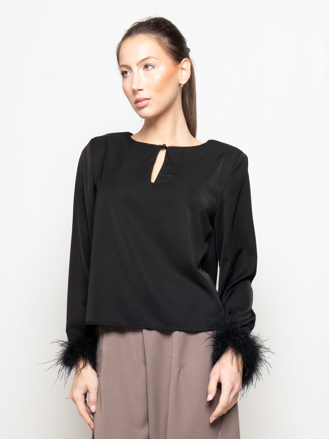 Blusa con polsini in piuma