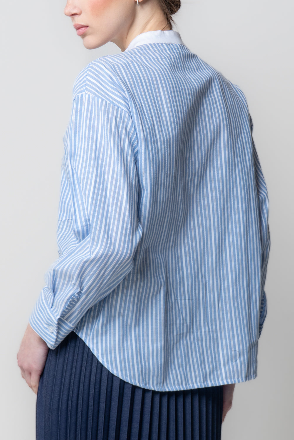 Camicia a Righe con Dettaglio Intaglio