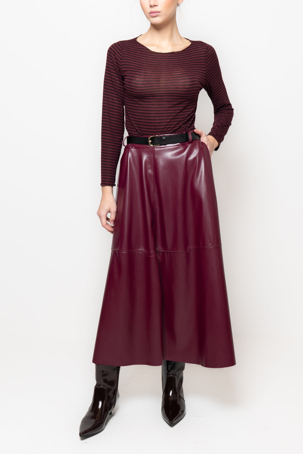 Gonna in ecopelle con cuciti frontali