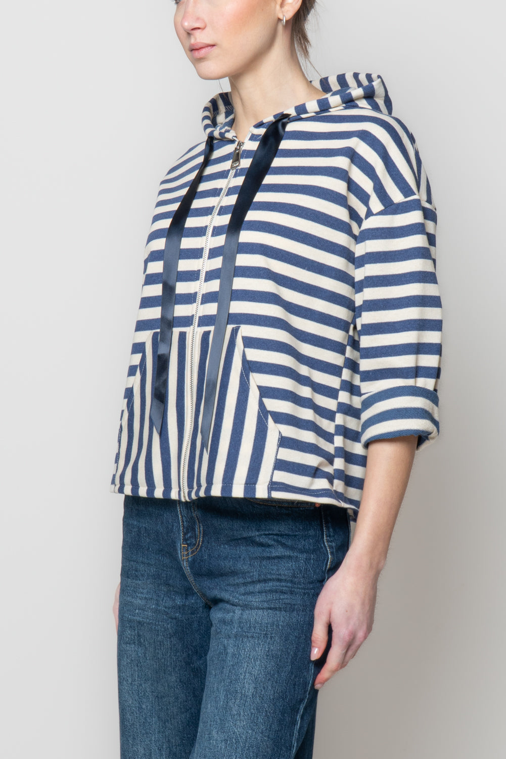 Felpa a righe con cappuccio