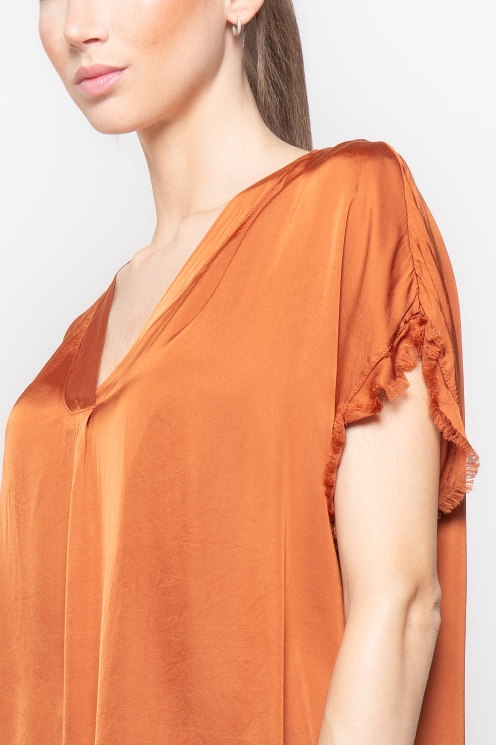 Top in satin scollo a V