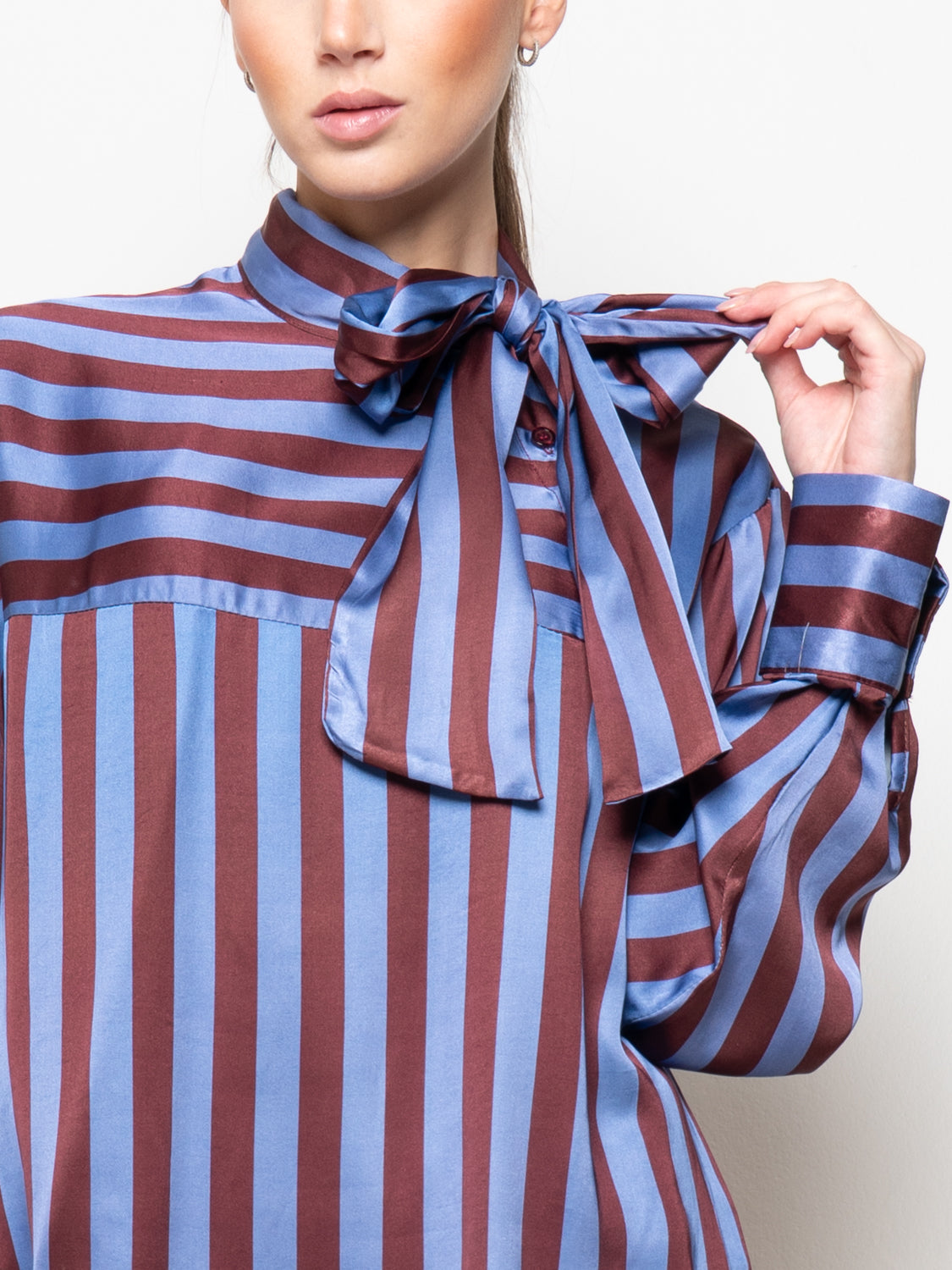 Camicia a righe con fiocco