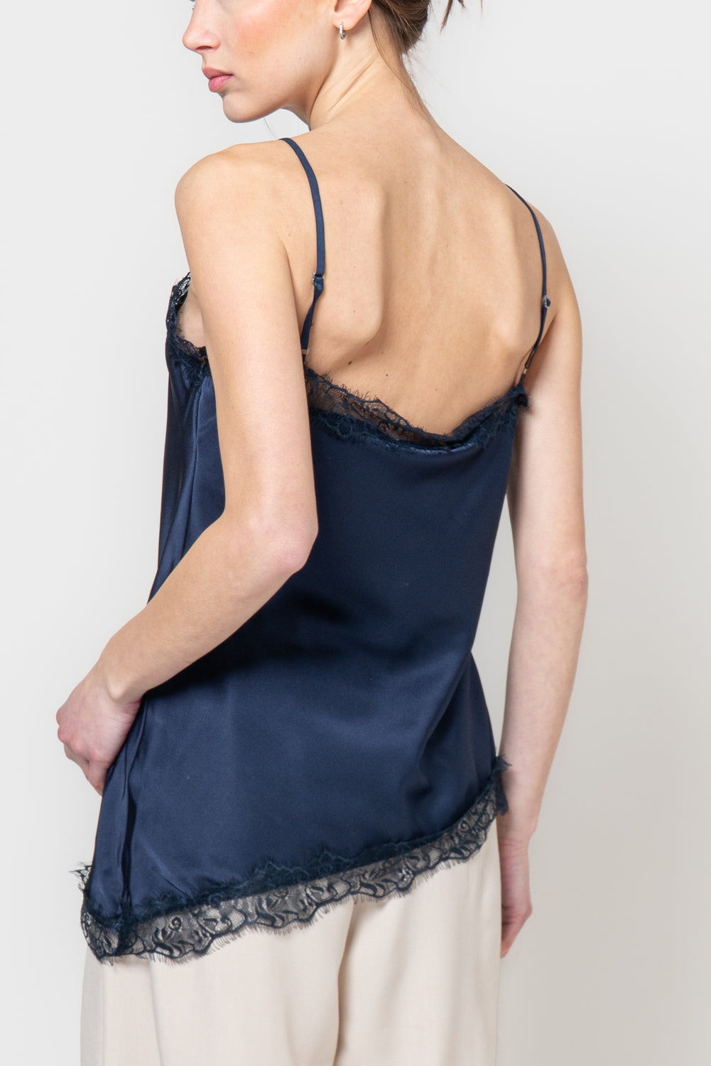 Top satin con profili in pizzo