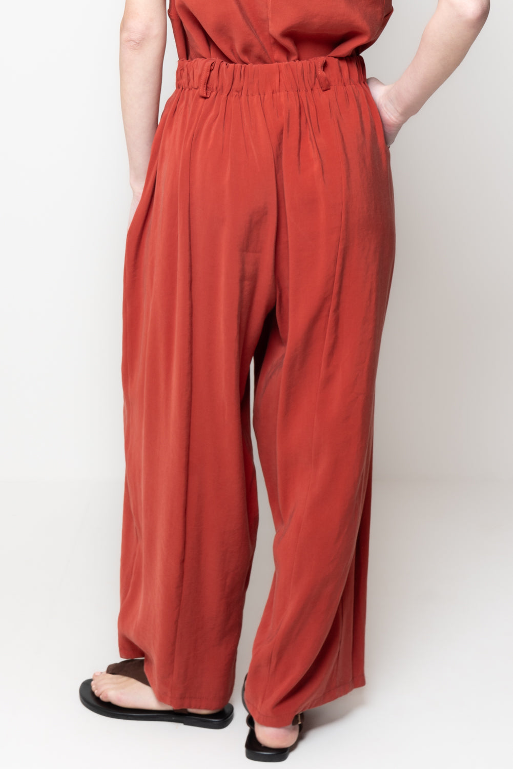 Pantaloni chiusura incrociata