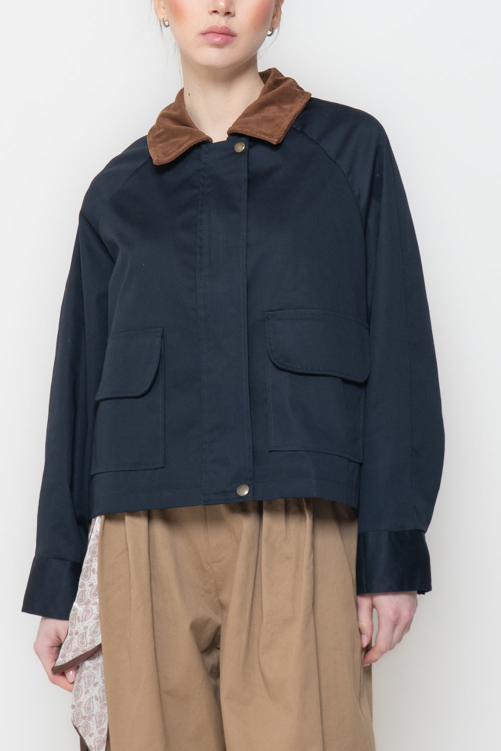 Giacca Crop Strutturata con Colletto a Contrasto