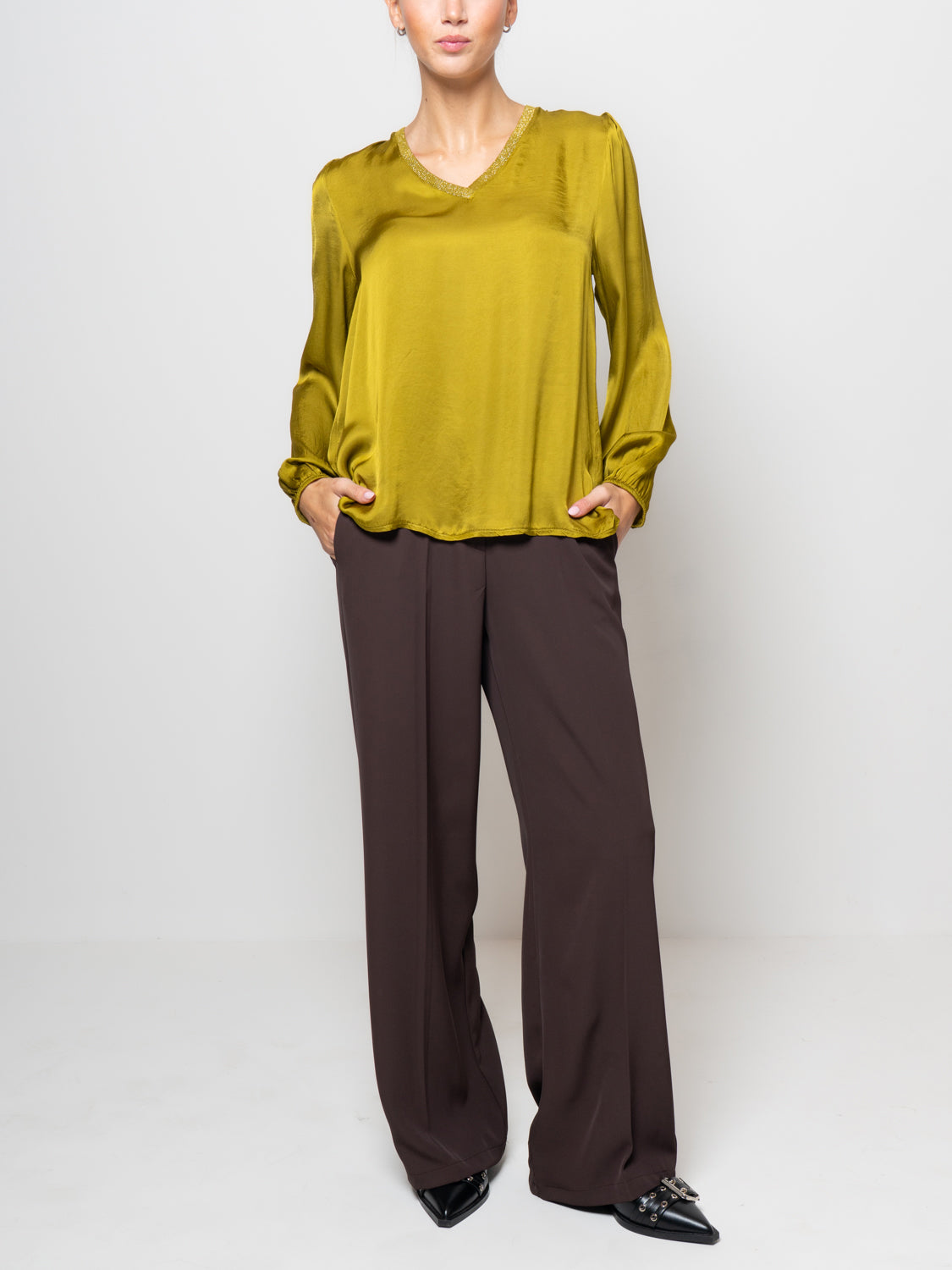 Blusa in satin con scollo a V