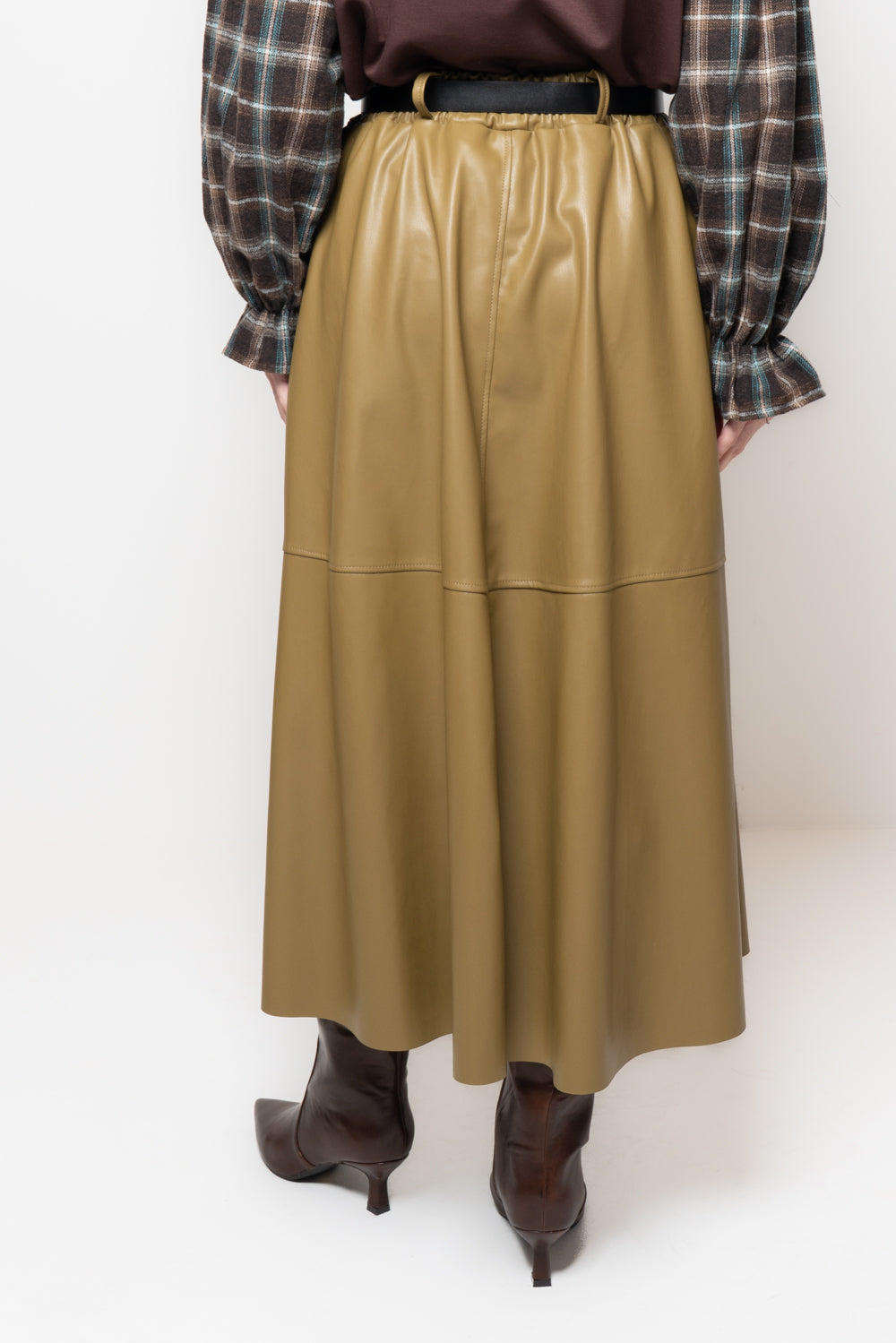Gonna in ecopelle con cuciti frontali