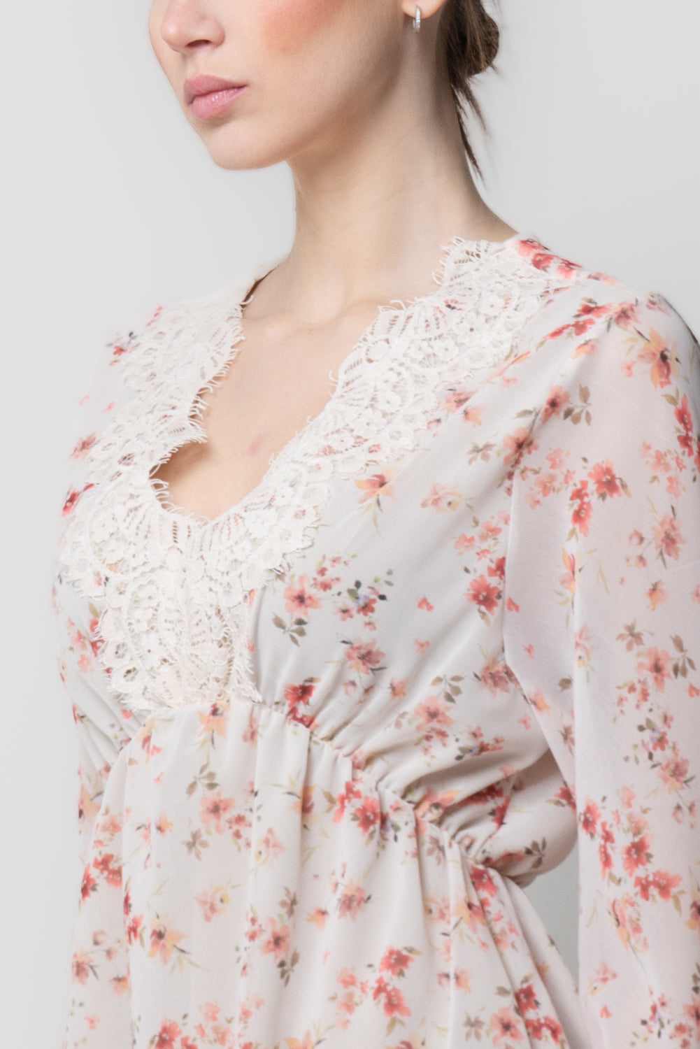 Abito Mini Floreale con Scollo in Pizzo