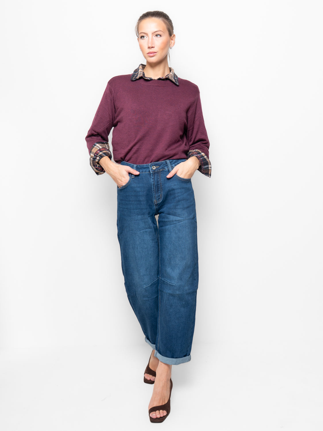 Jeans barrel con cuciture a contrasto