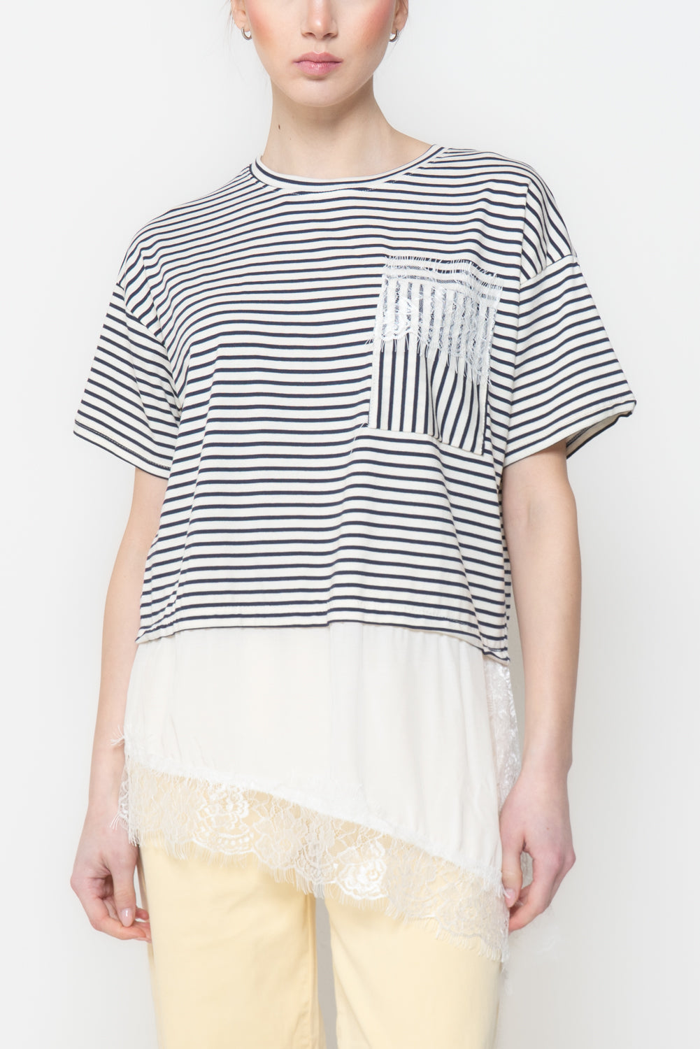 T-shirt a Righe con Dettagli in Pizzo