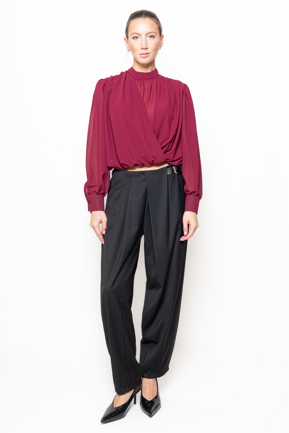 Blusa crop con drappeggio incrociato
