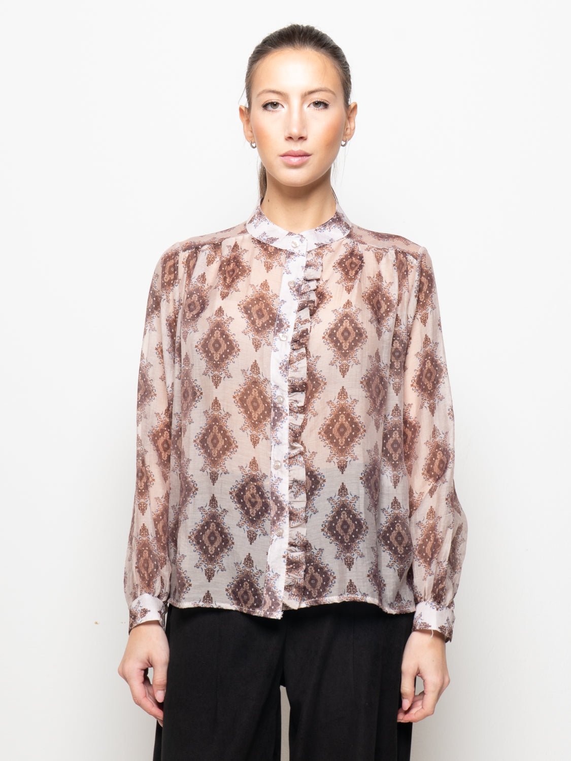 Camicia con balza arricciata e collo alla coreana
