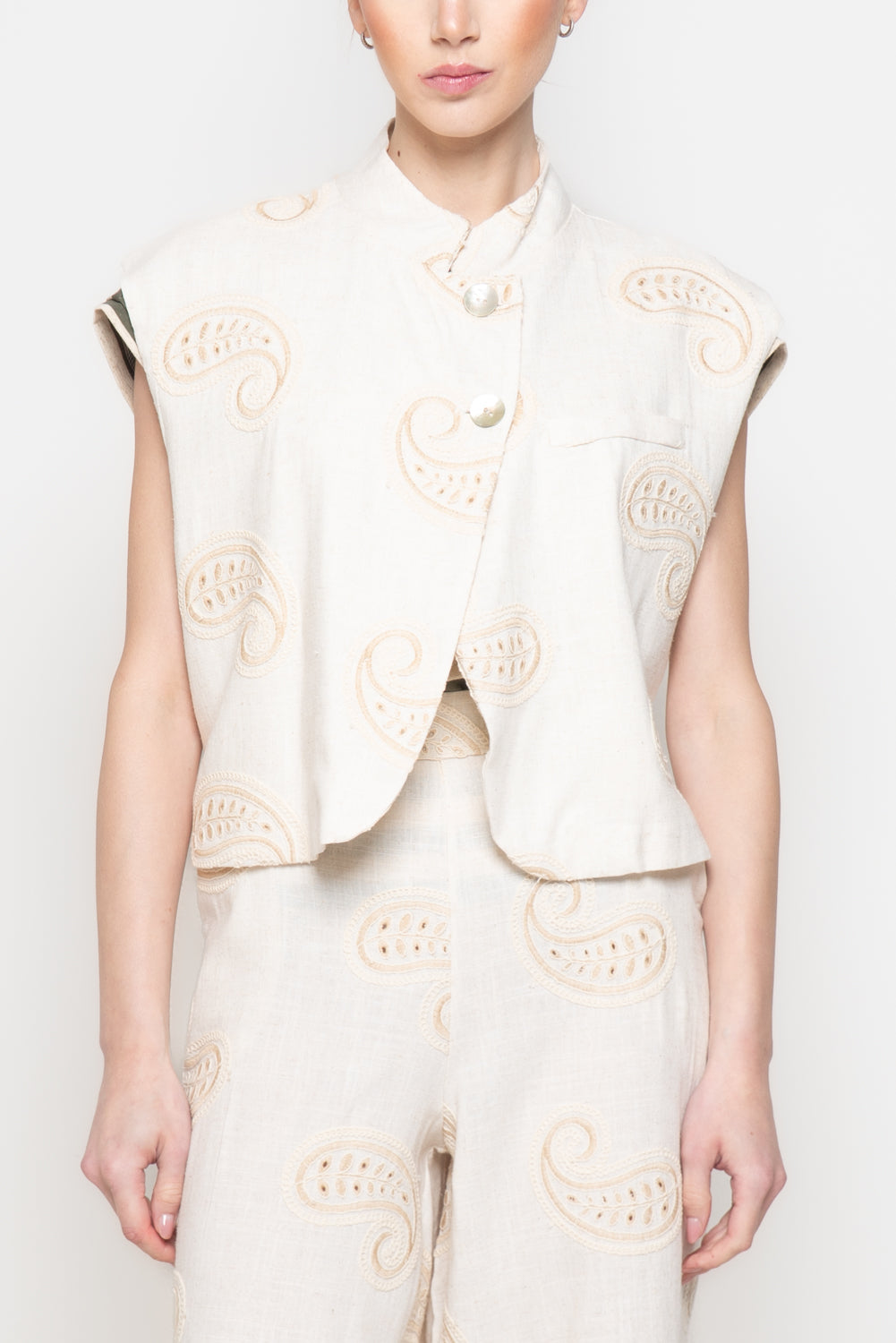 Gilet asimmetrico con ricami
