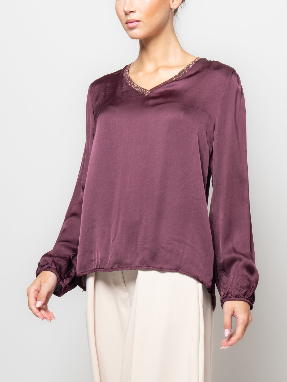 Blusa in satin con scollo a V