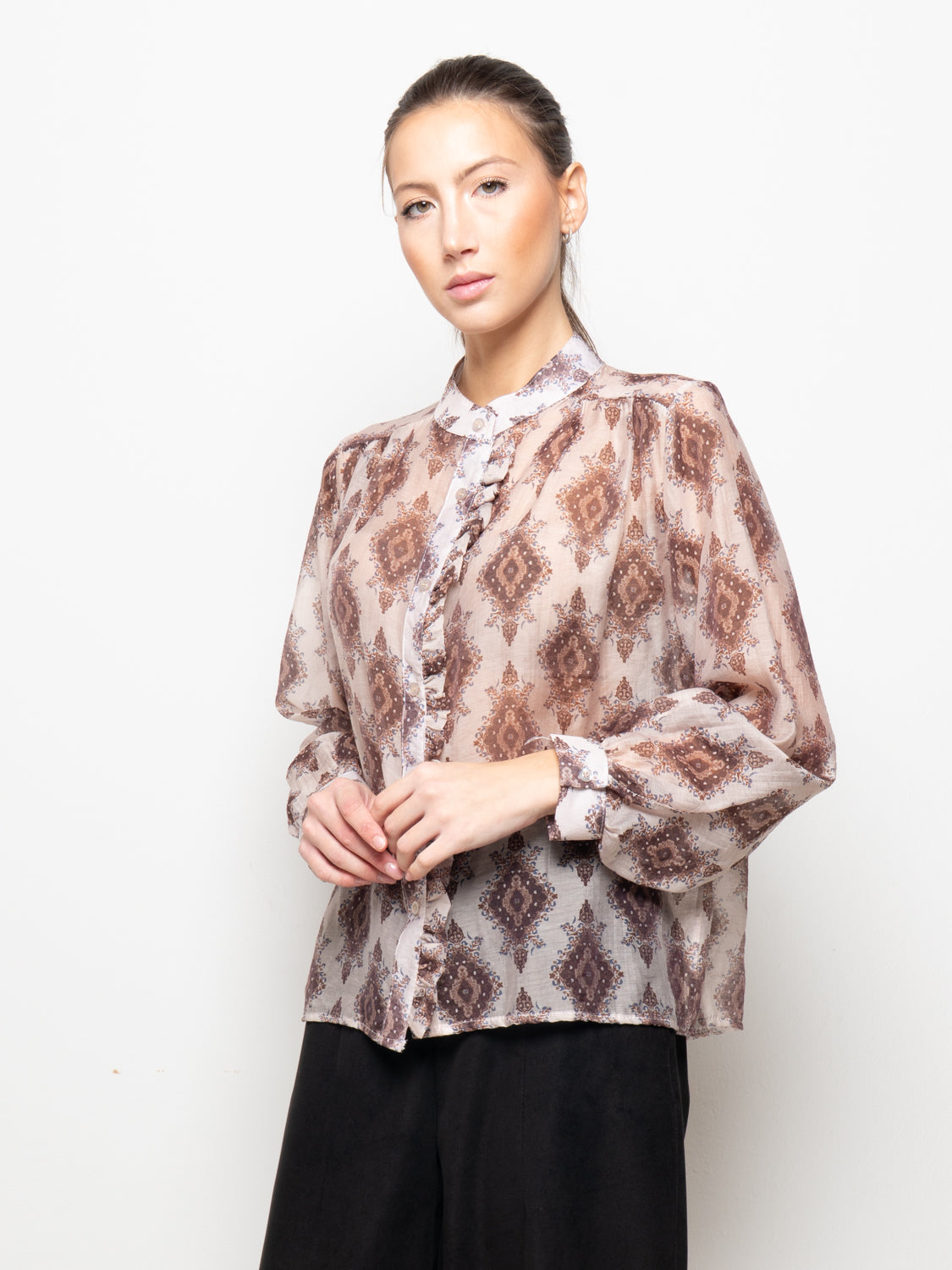 Camicia con balza arricciata e collo alla coreana
