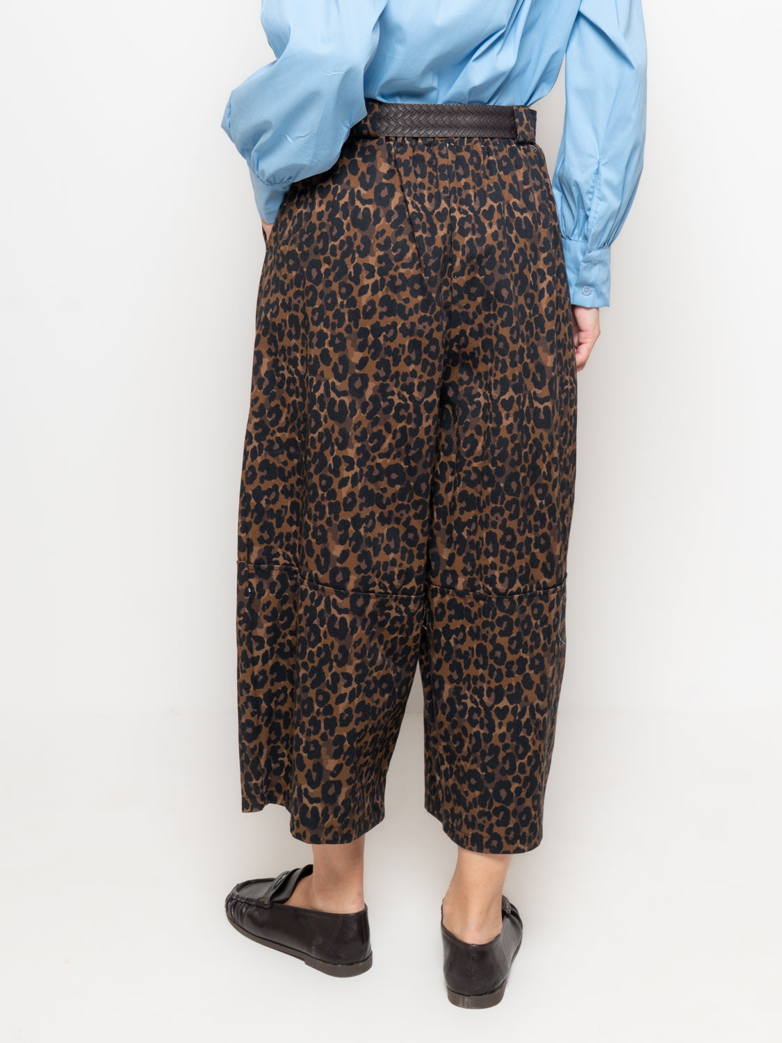 Pantaloni barrel maculati con cintura intrecciata