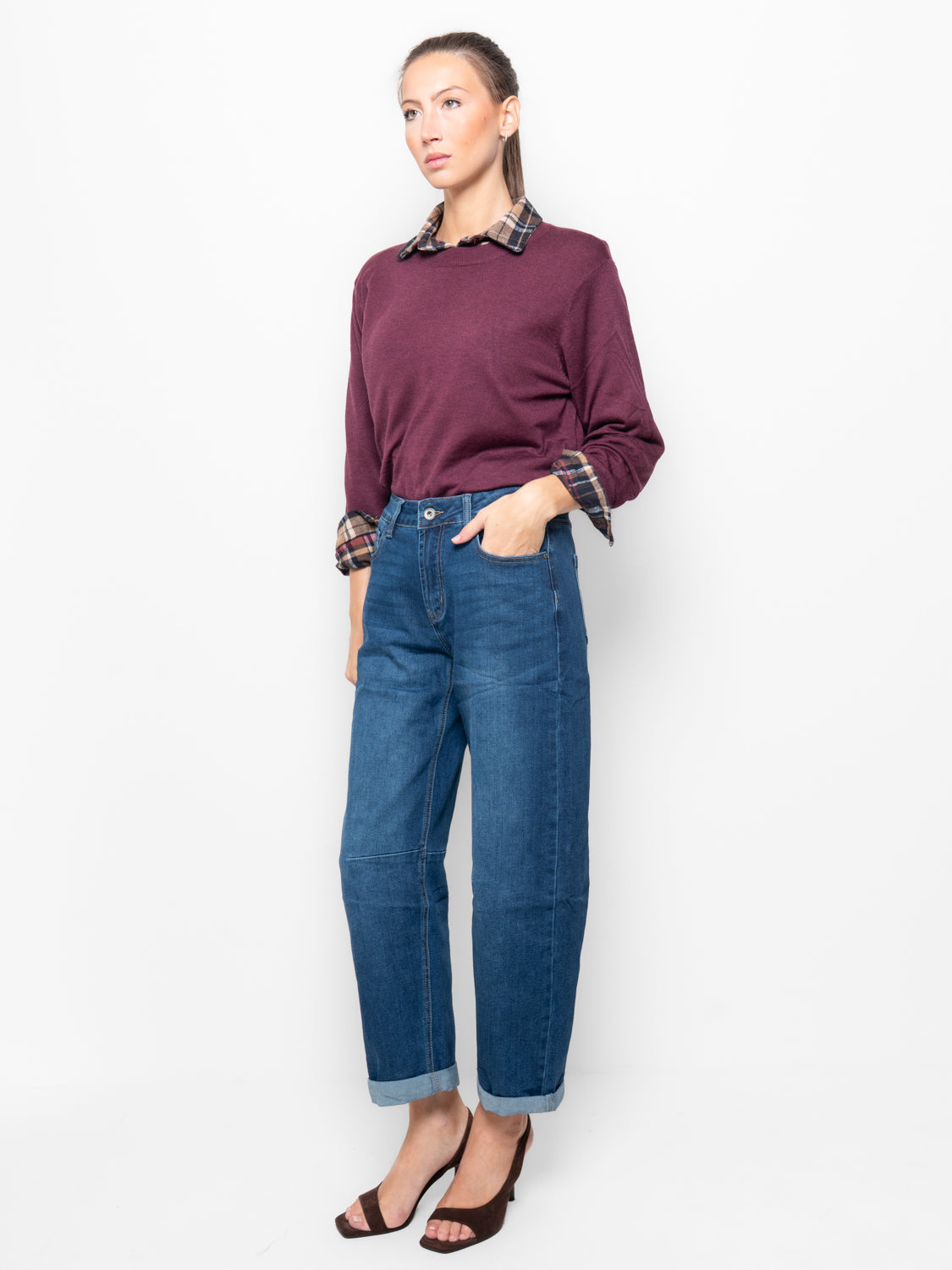 Jeans barrel con cuciture a contrasto