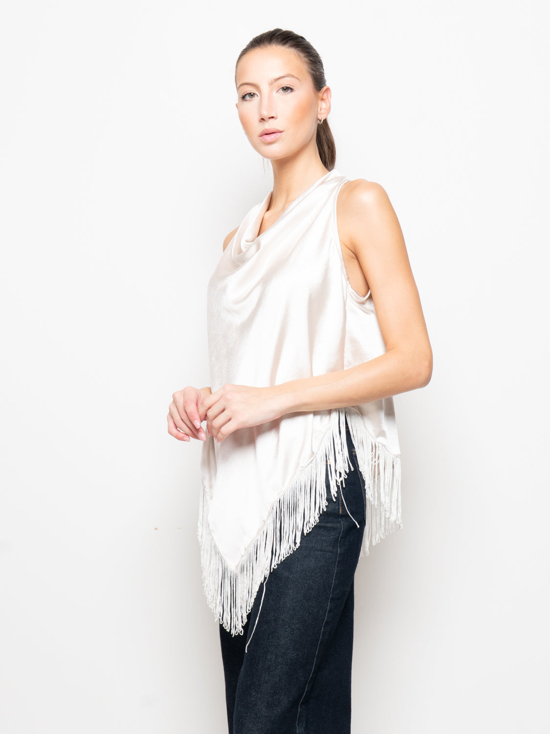 Top con scollo drappeggiato e frange
