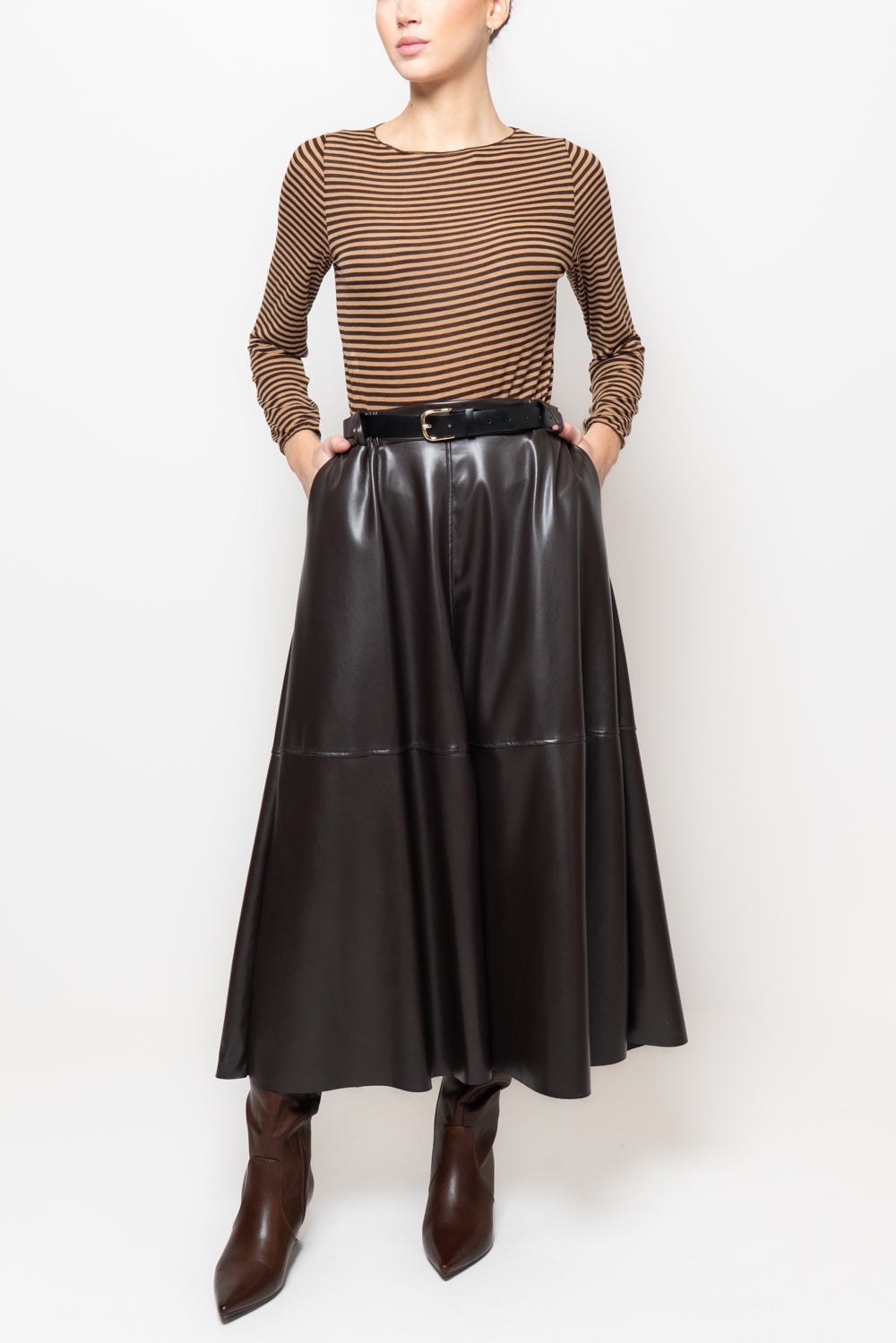 Gonna in ecopelle con cuciti frontali