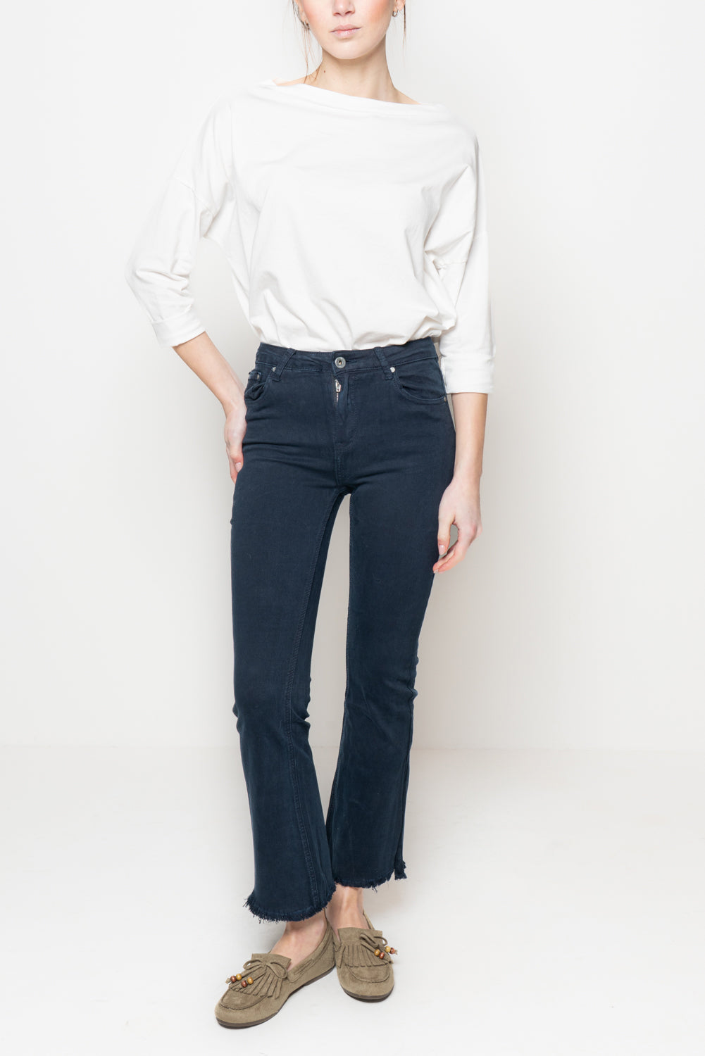 Pantalone flair crop sfrangiato