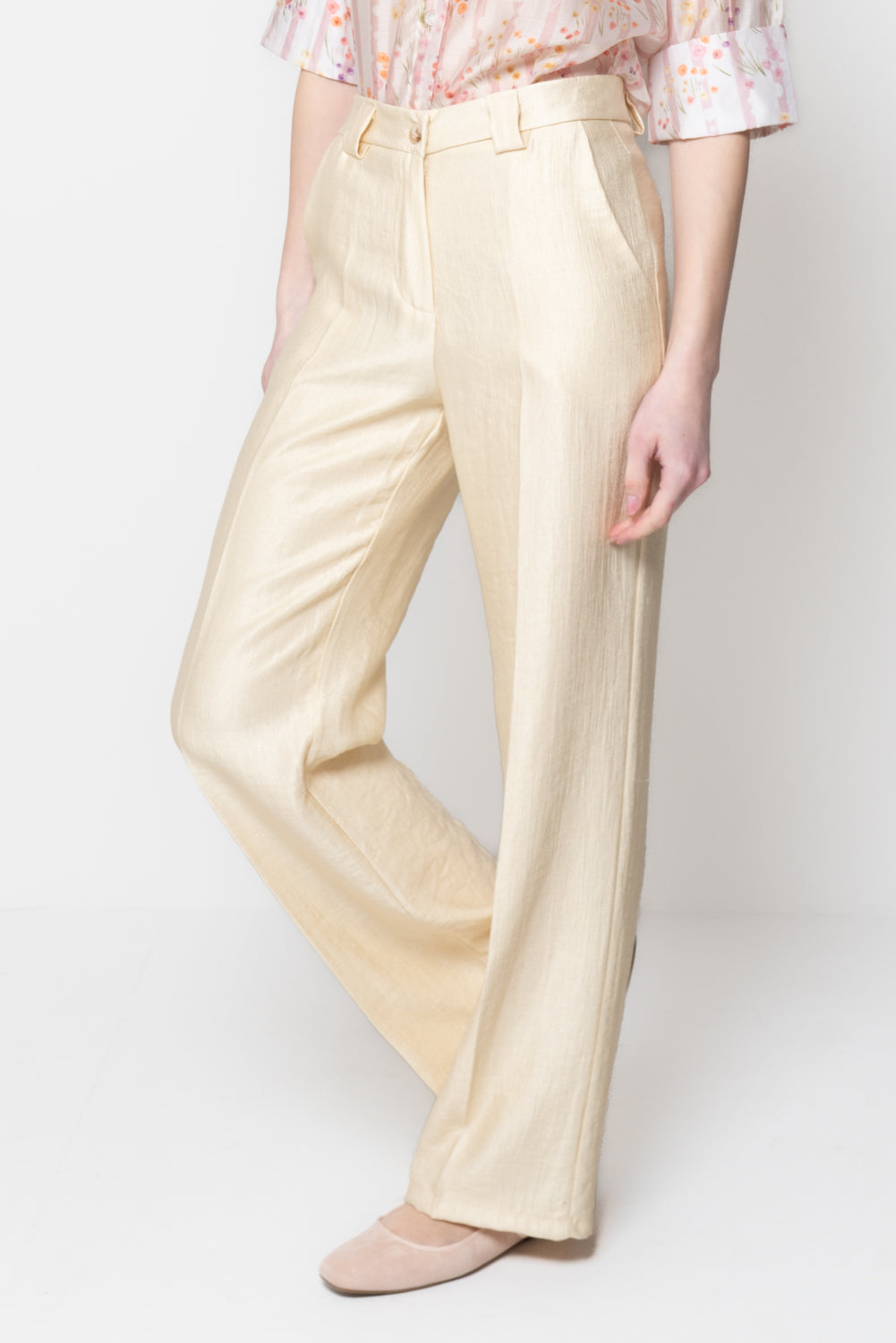 Pantalone dritto dal tessuto luminoso