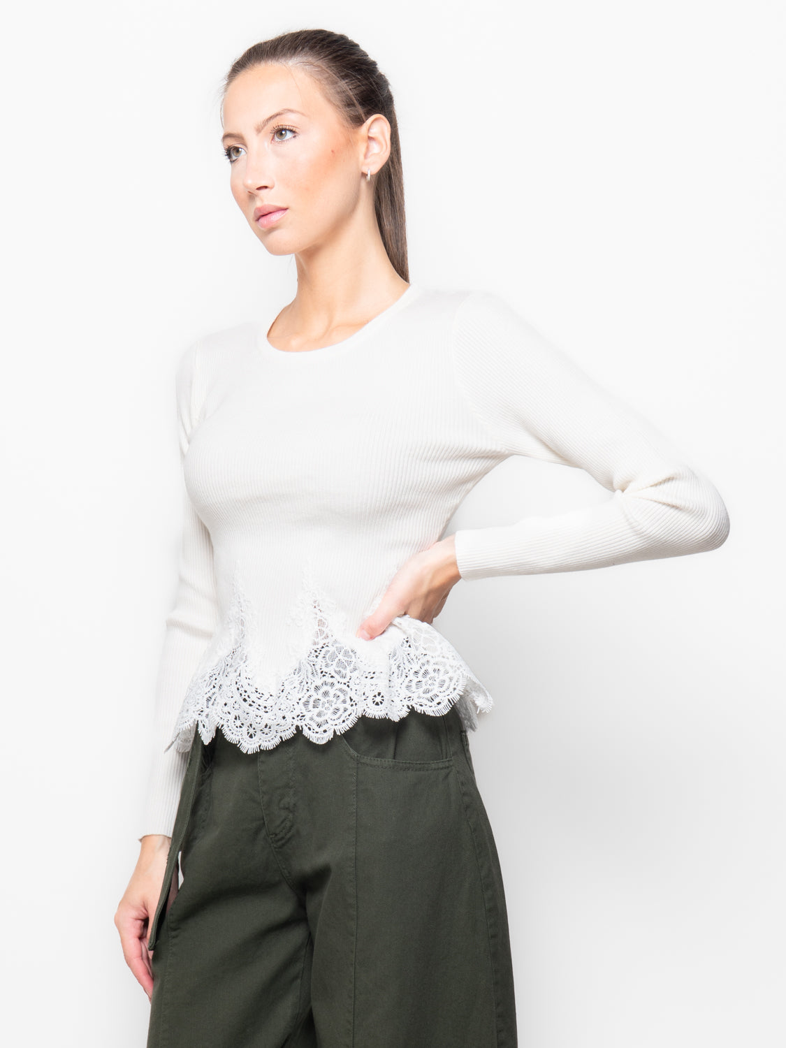 Maglia a costine con balza in pizzo