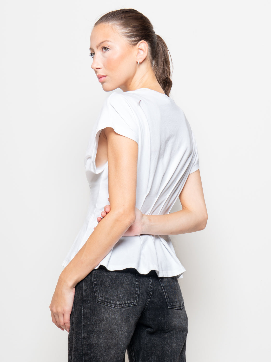 T-shirt rappresa in vita