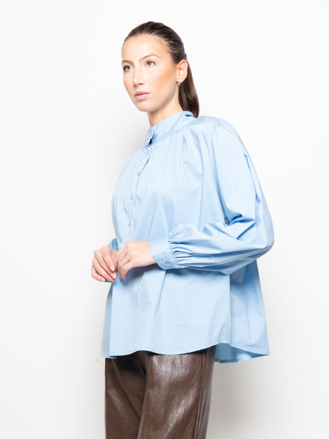 Camicia con collo alla coreana arricciato