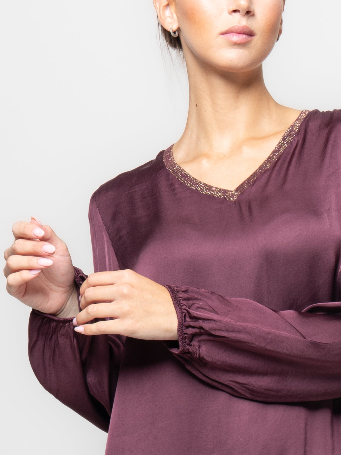 Blusa in satin con scollo a V