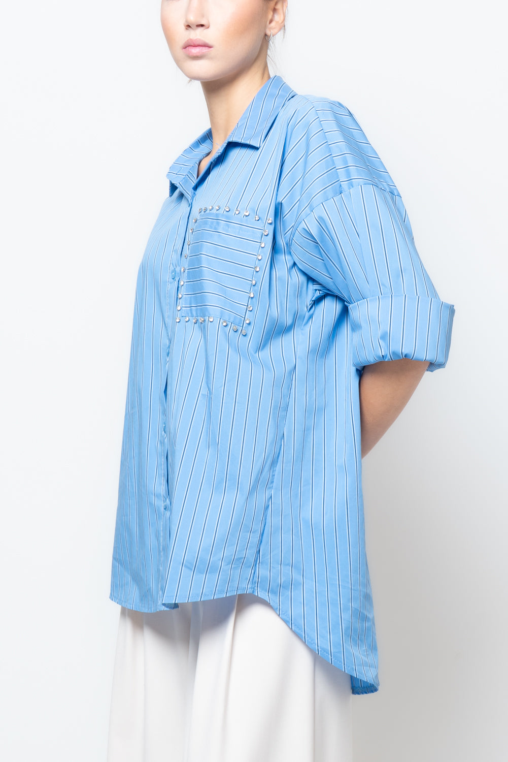 Camicia a righe con applicazioni