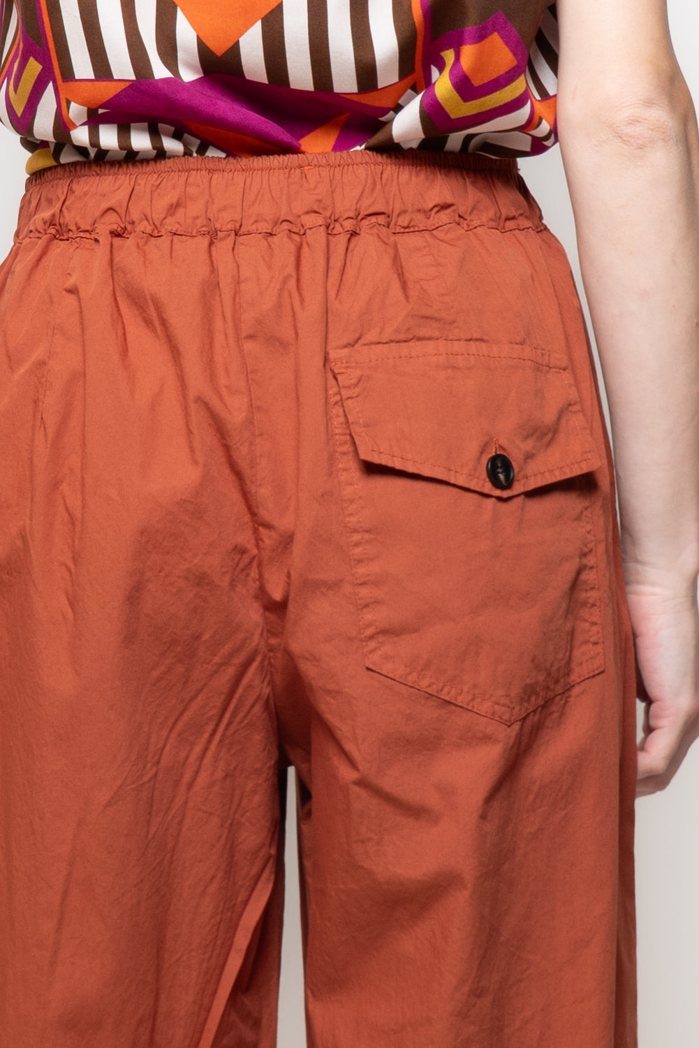 Pantalone barrel con maxi tasca