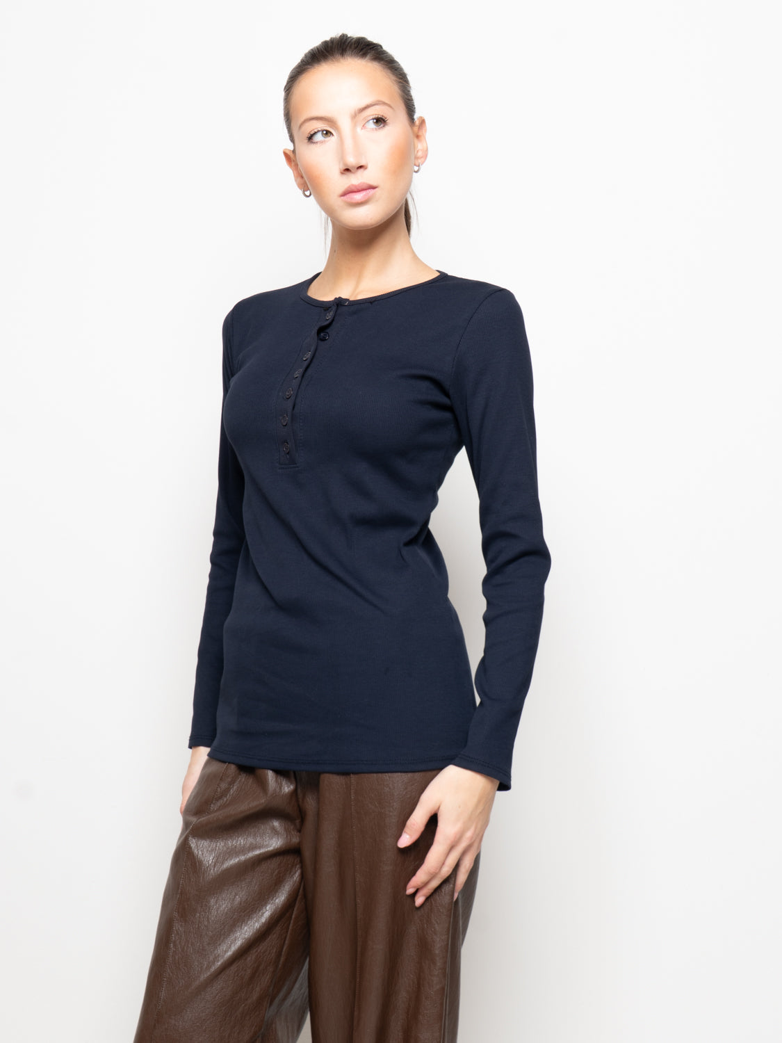 Maglia a costine con scollo a serafino