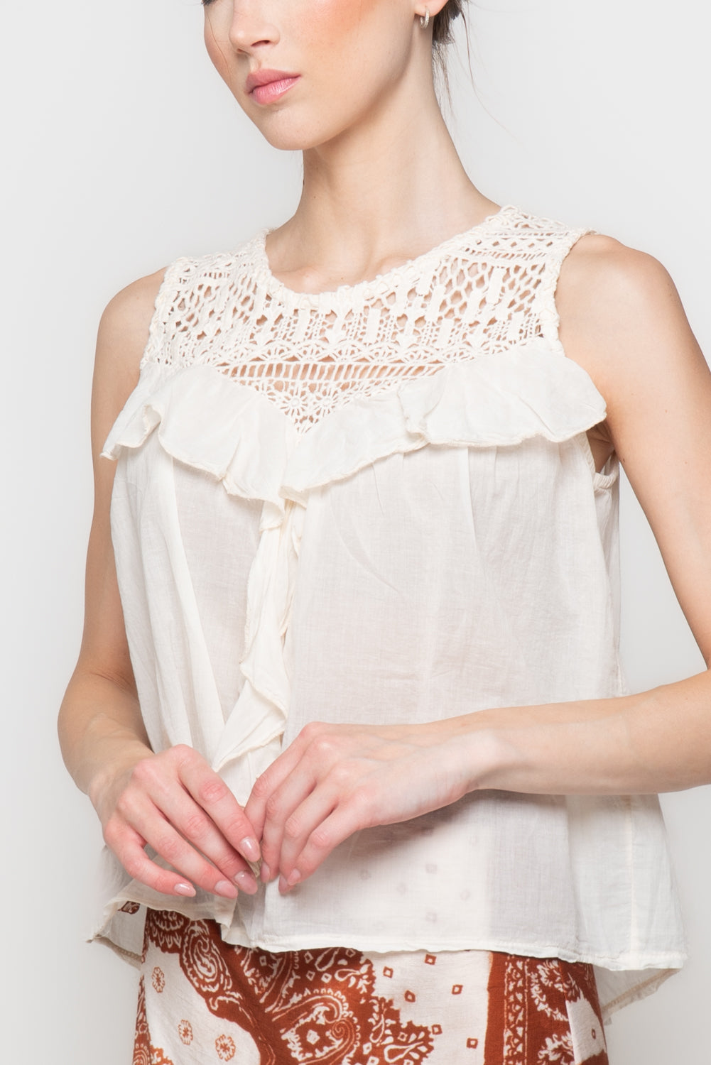 T-Shirt con Inserti in Pizzo Macramè