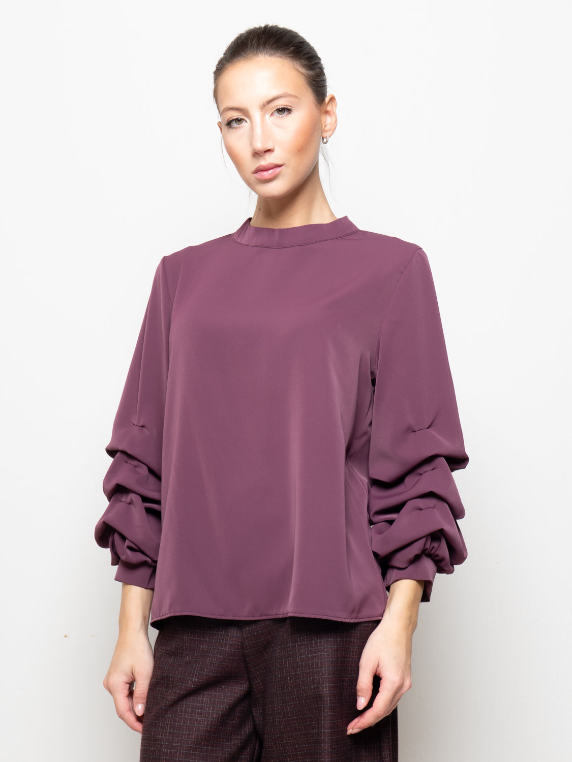 Blusa con maniche arricciate