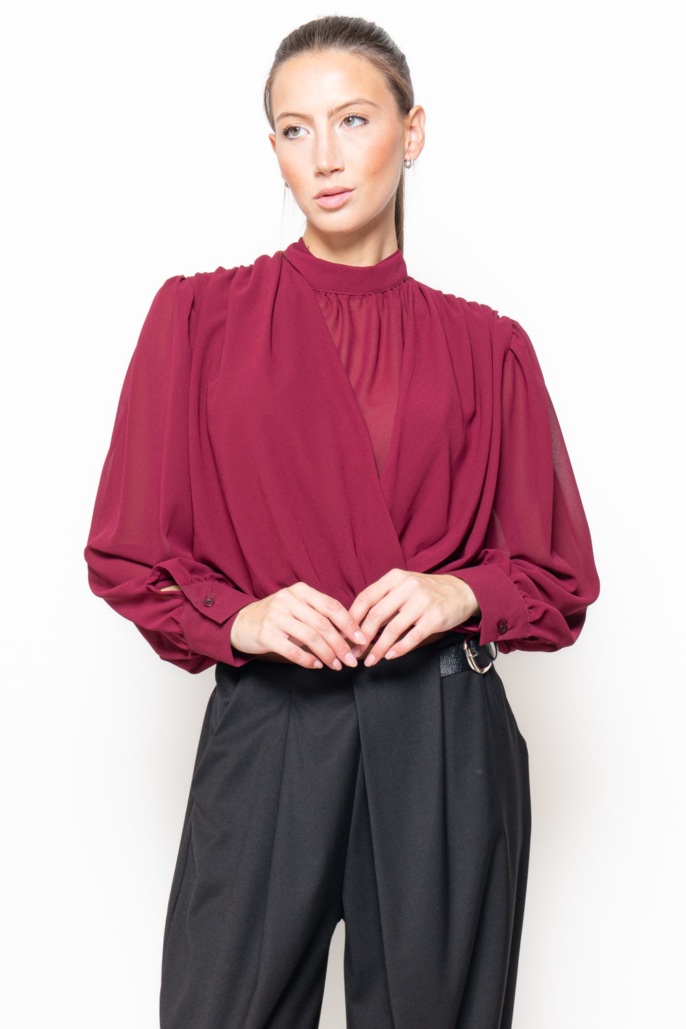 Blusa crop con drappeggio incrociato