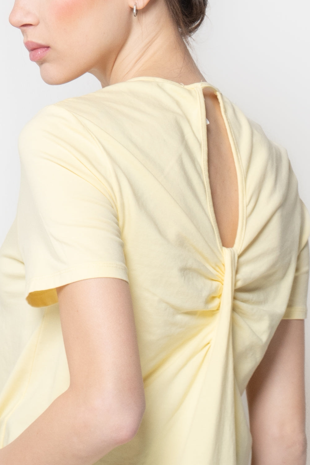 T-shirt con Dettaglio Cut-out e Nodo