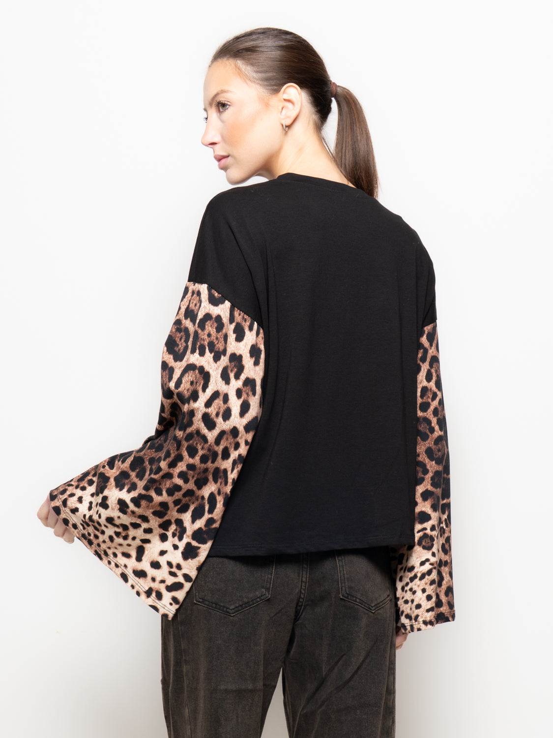 T shirt manica svasata in fantasia leopardata