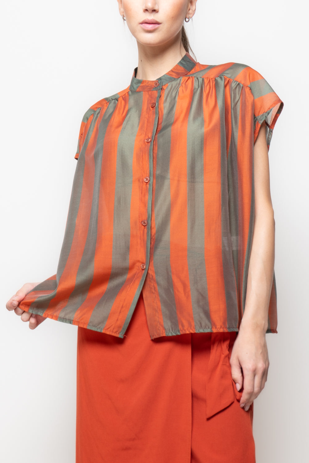 Blusa Smanicata a Righe con Colletto alla Coreana