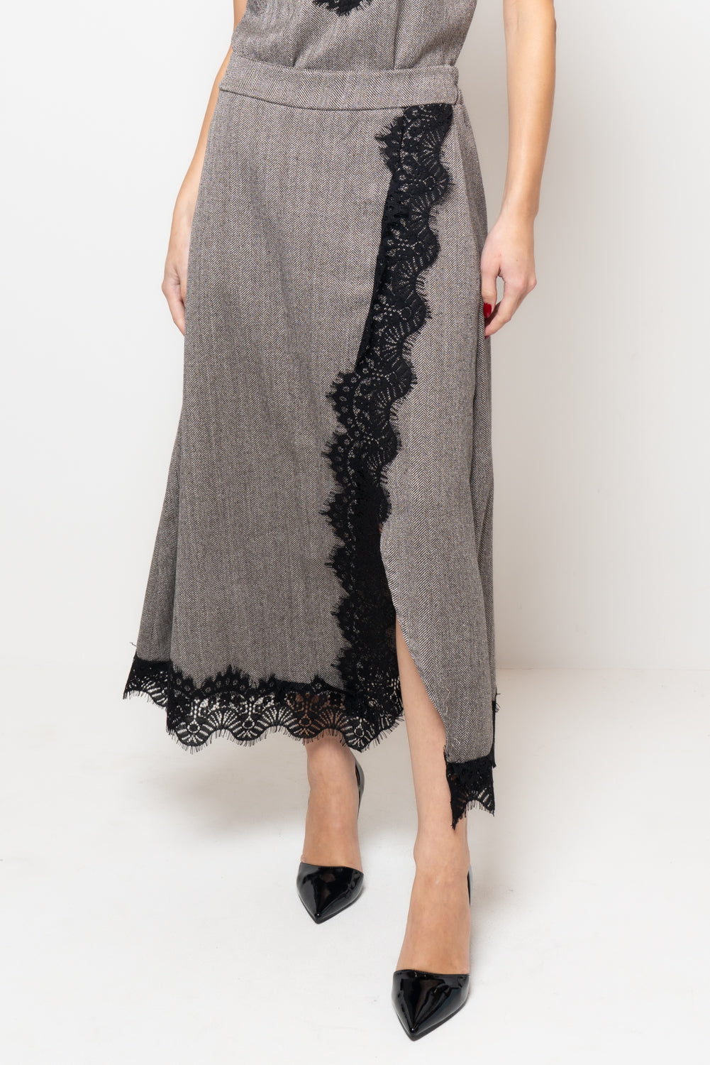 Gonna in tessuto spigato con profilo in pizzo