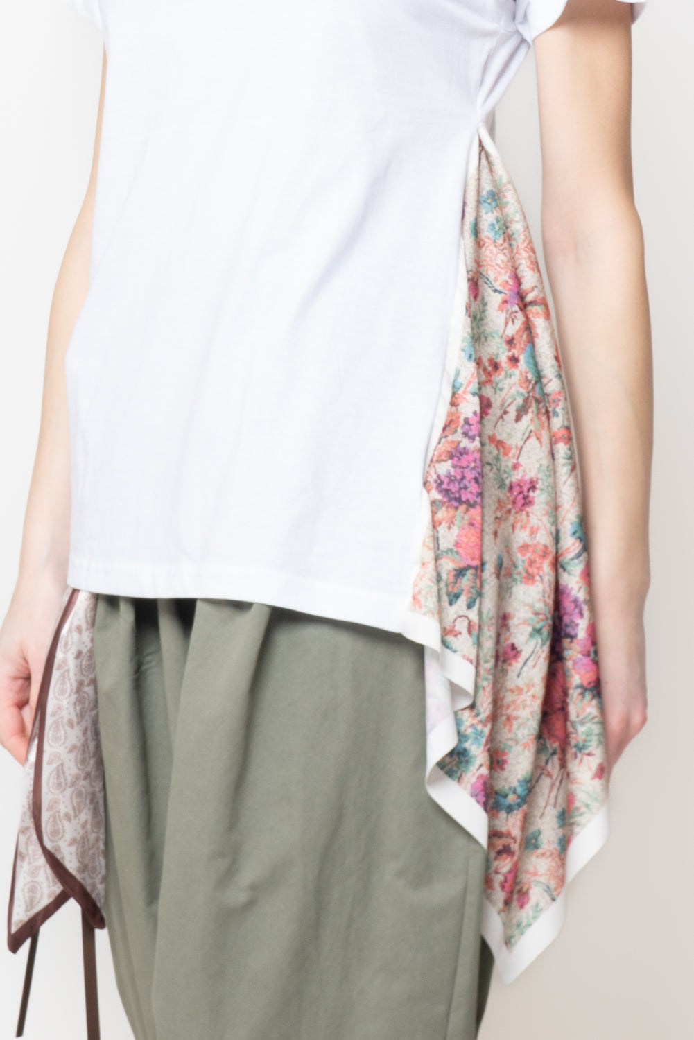 T-shirt con Inserto Floreale Laterale