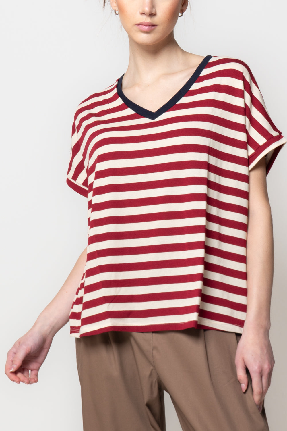 T-shirt a righe scollo a V