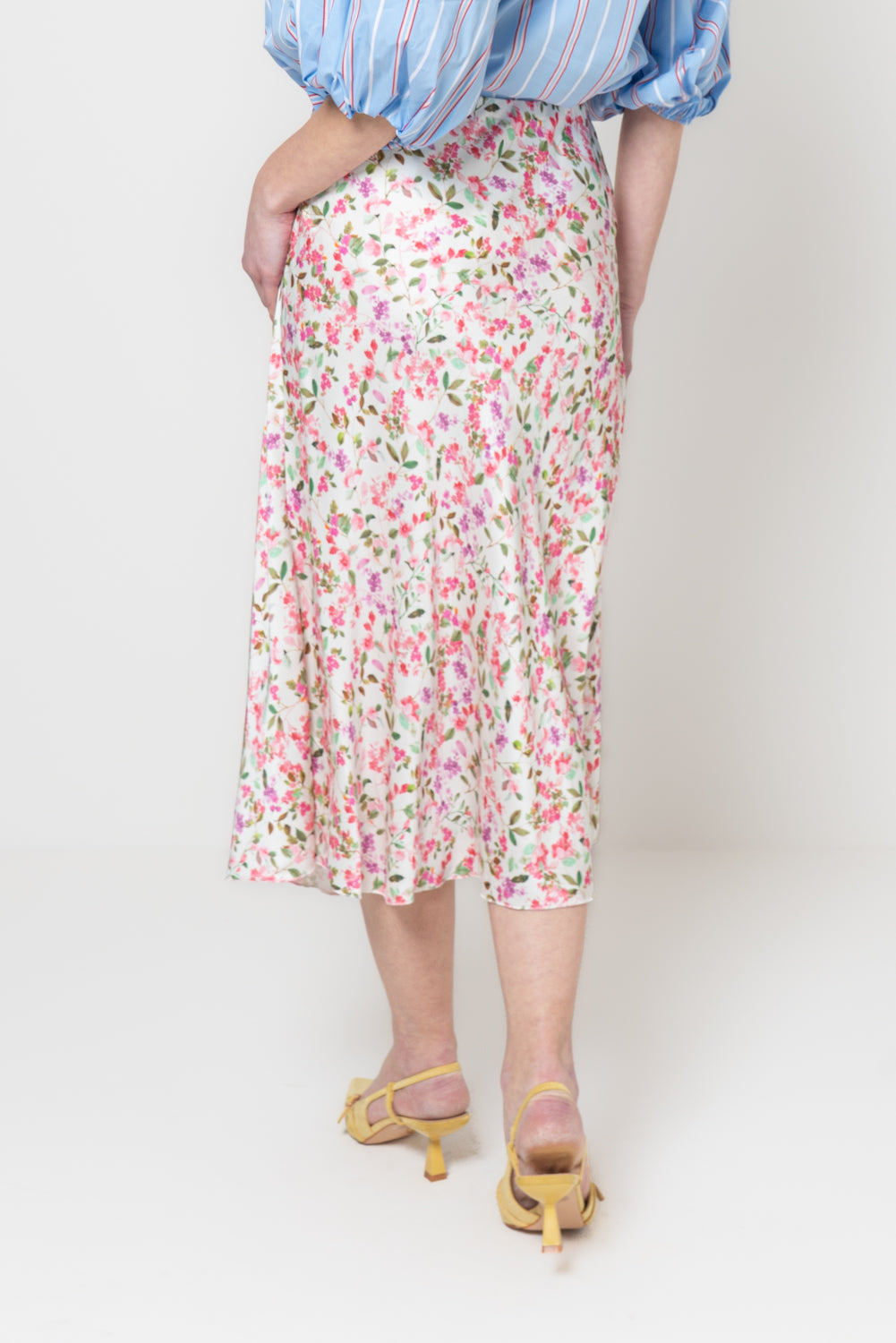 Gonna satin con fiori