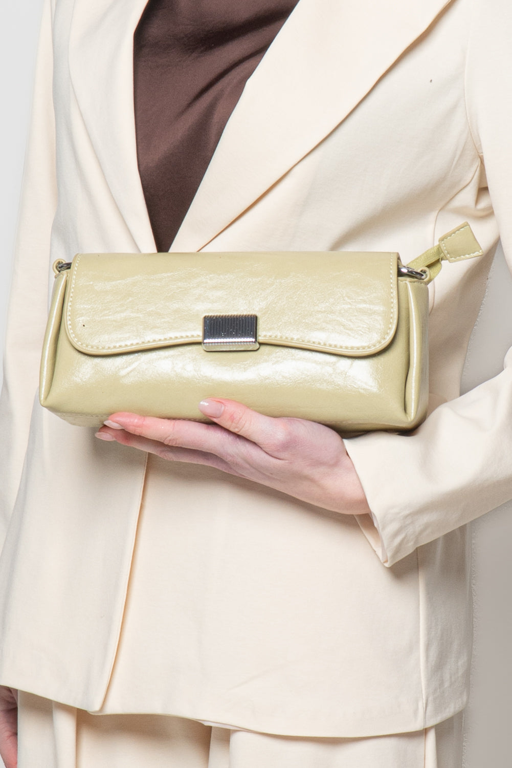 Pochette con chiusura stondata